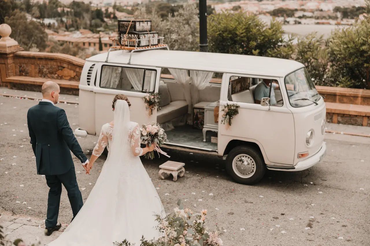 Novios caminando hacia Margharet