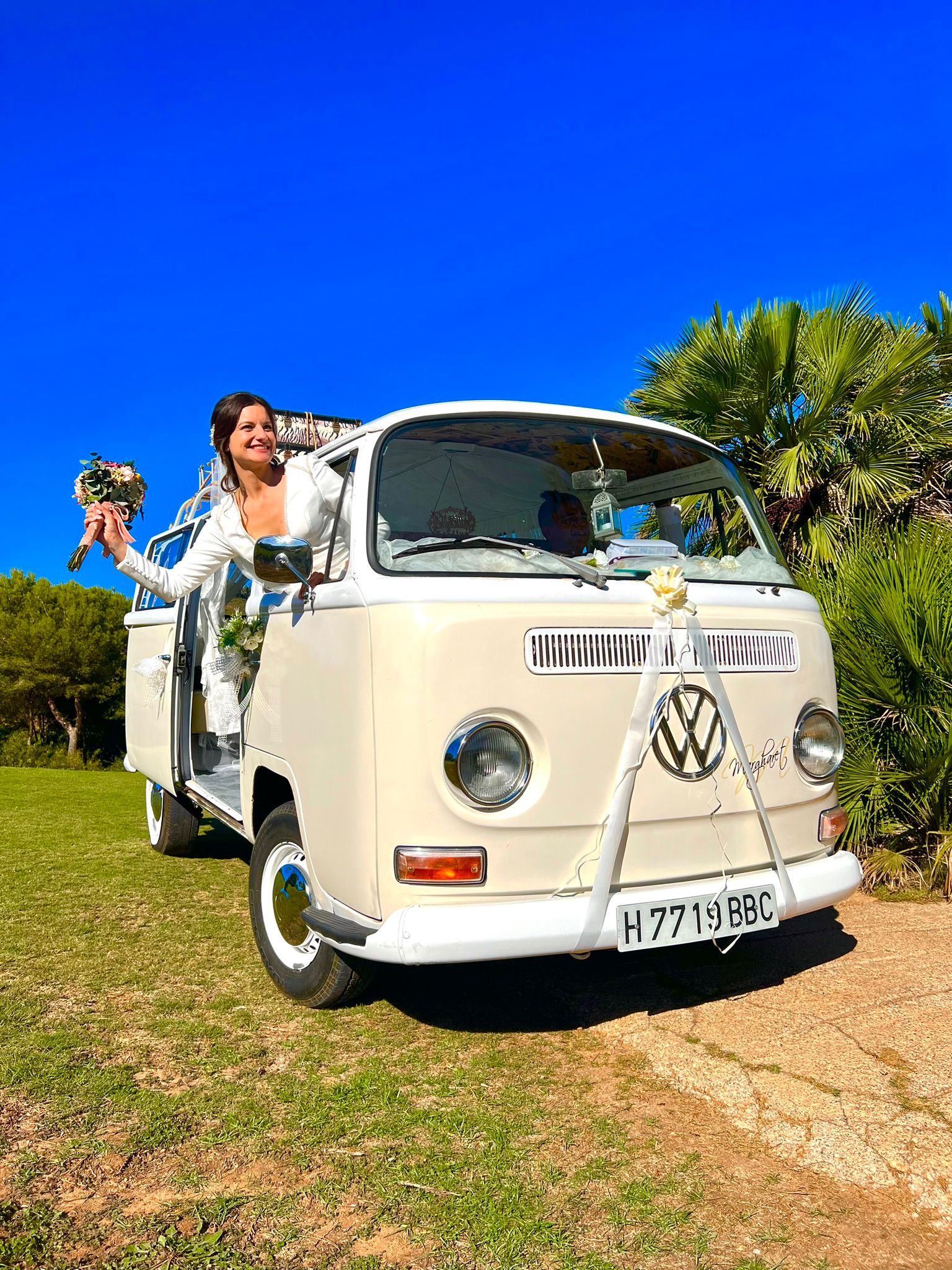 Novia con ramo en furgoneta vintage Margharet boda Madrid
