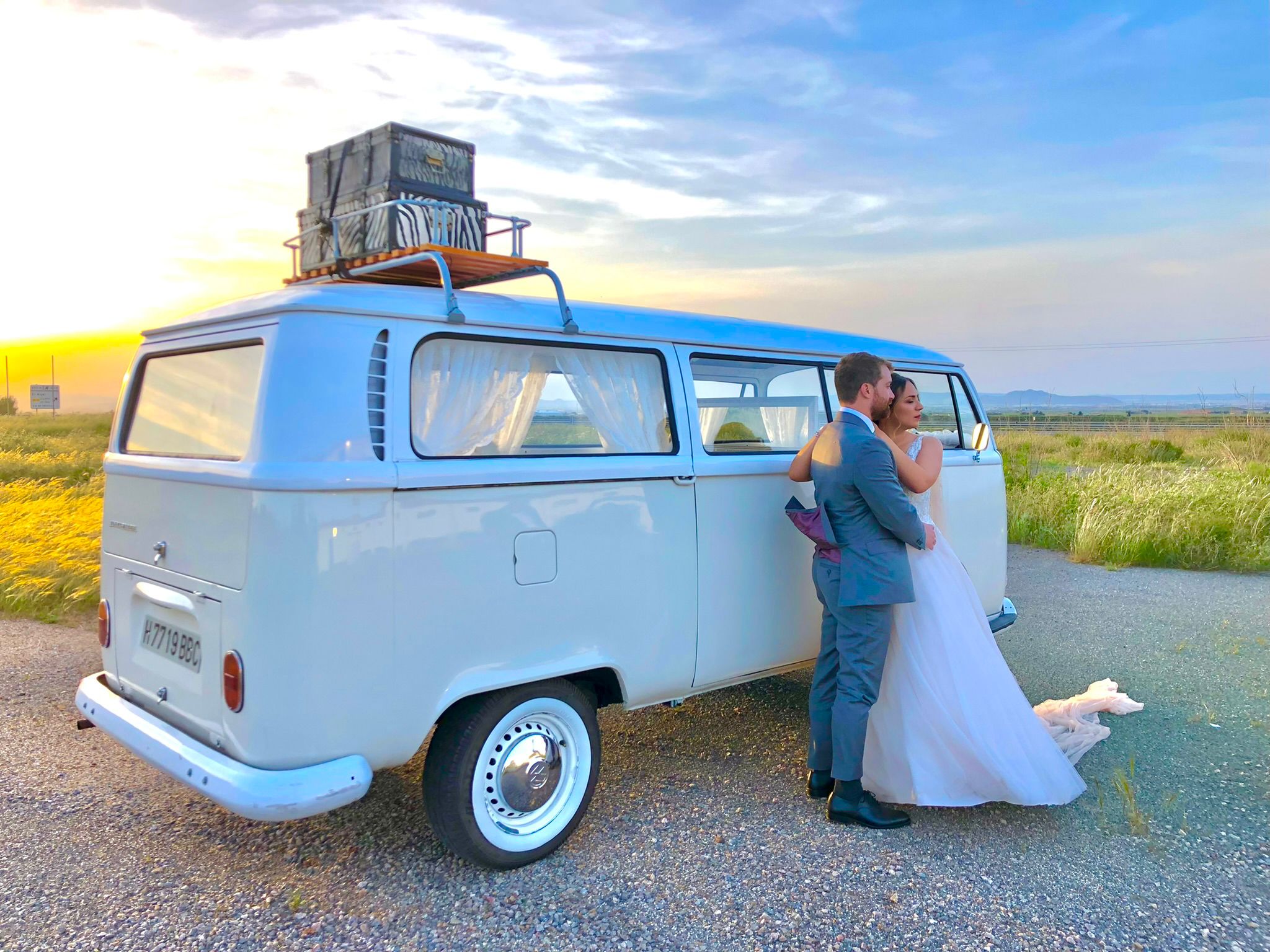 Novios abrazados junto a Margharet al atardecer