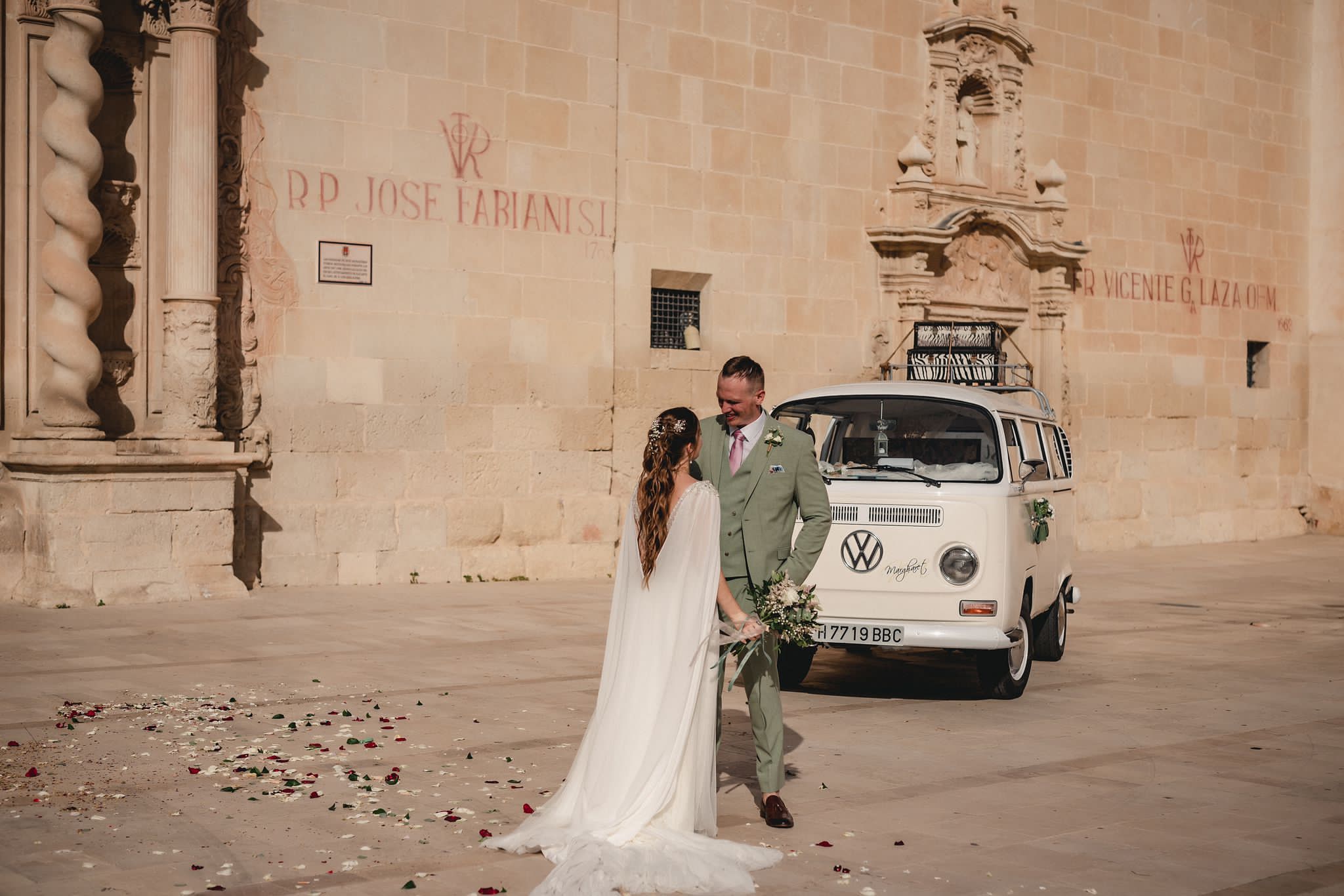 Novios con furgoneta vintage Margharet en iglesia