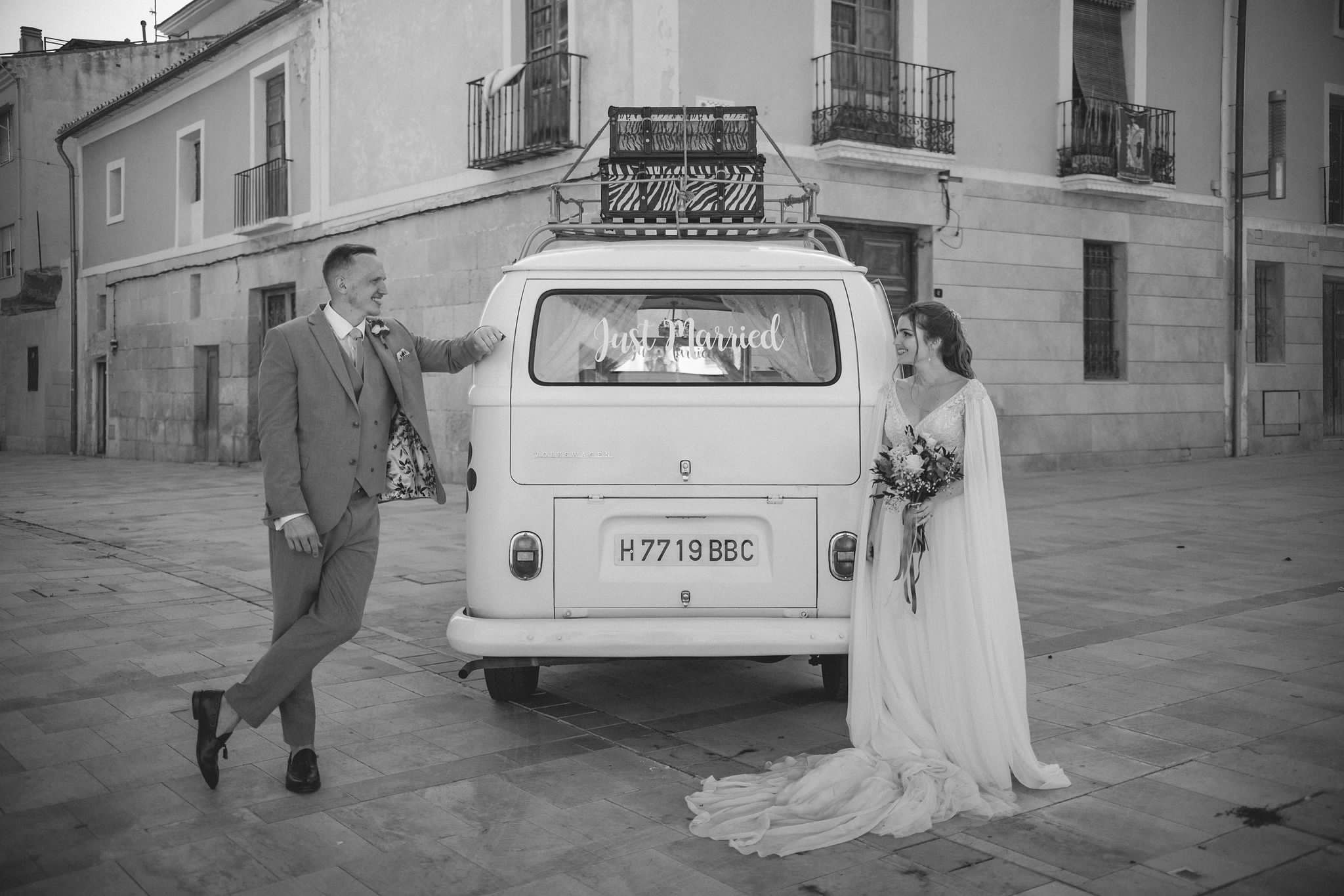 Novios Just Married con furgoneta vintage Margharet