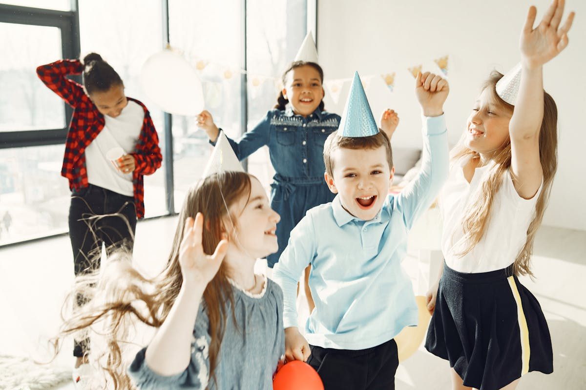 Niños bailando y celebrando en una fiesta de comunión
