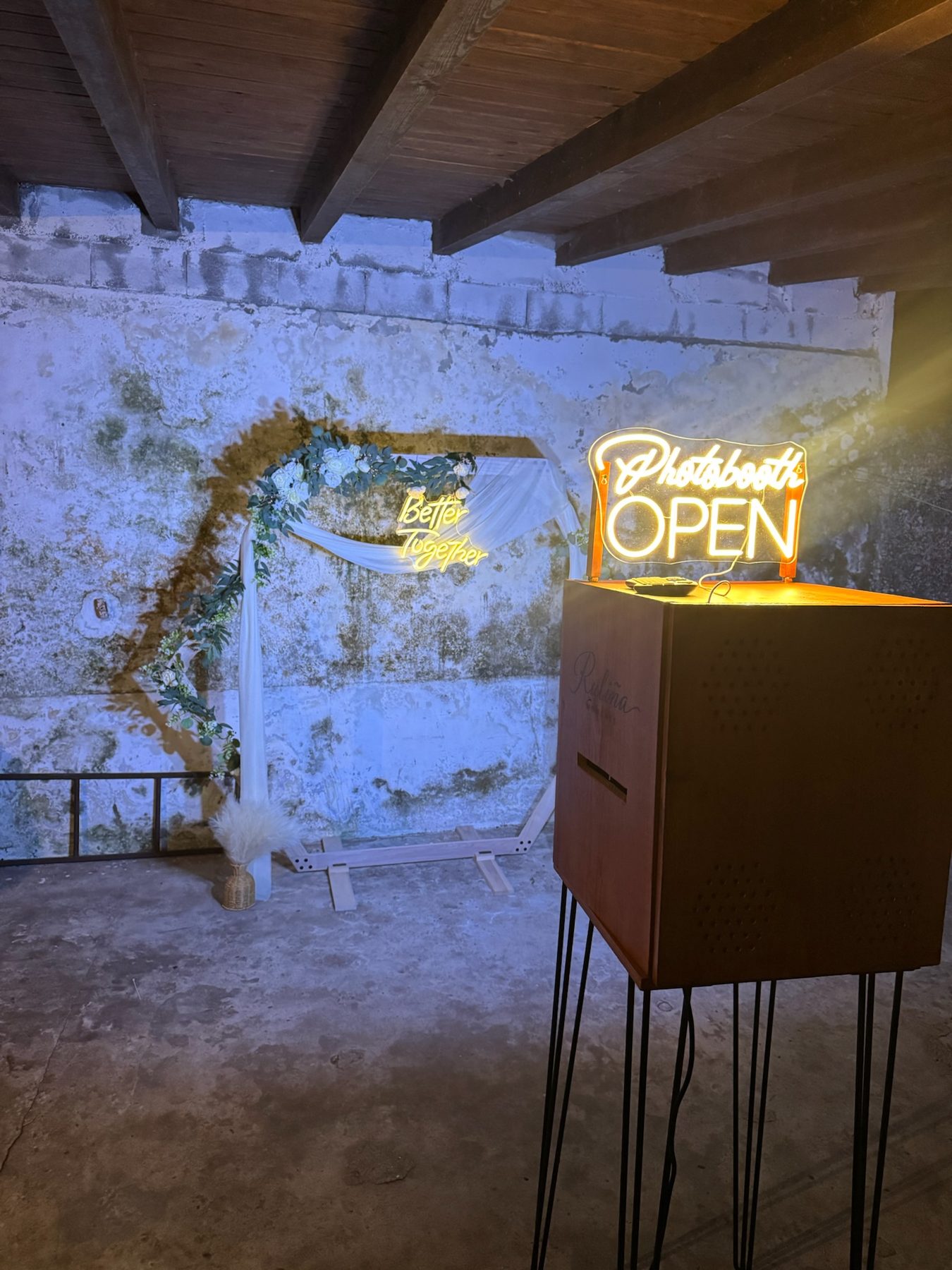 Fotomatón con arco decorativo Better Together en una boda con piedra en A Coruña · Ruliña Moments