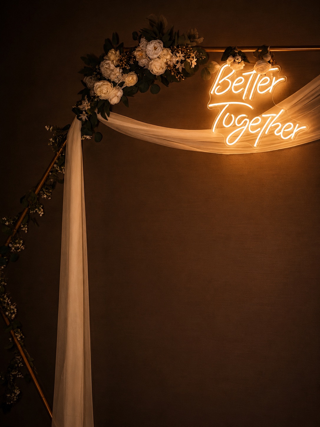 Arco dorado con neón Better Together · Fotomatón Ruliña Moments