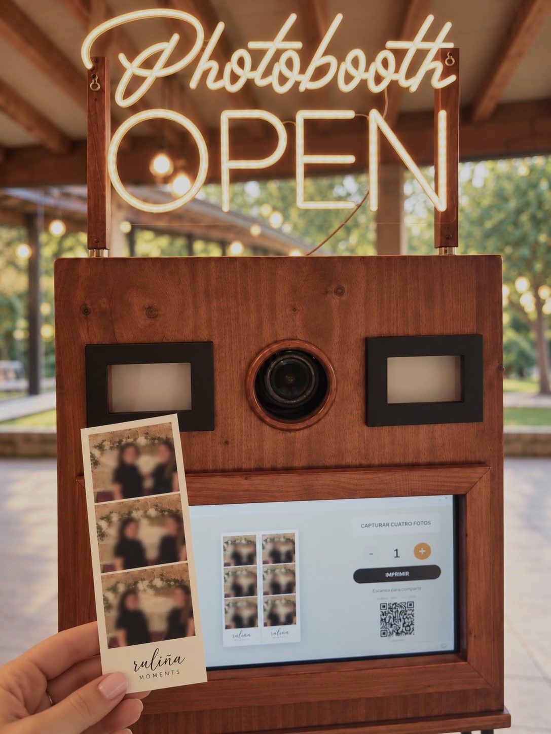 Fotomatón de madera con neón Photobooth OPEN, tira de fotos y código QR · Ruliña Moments