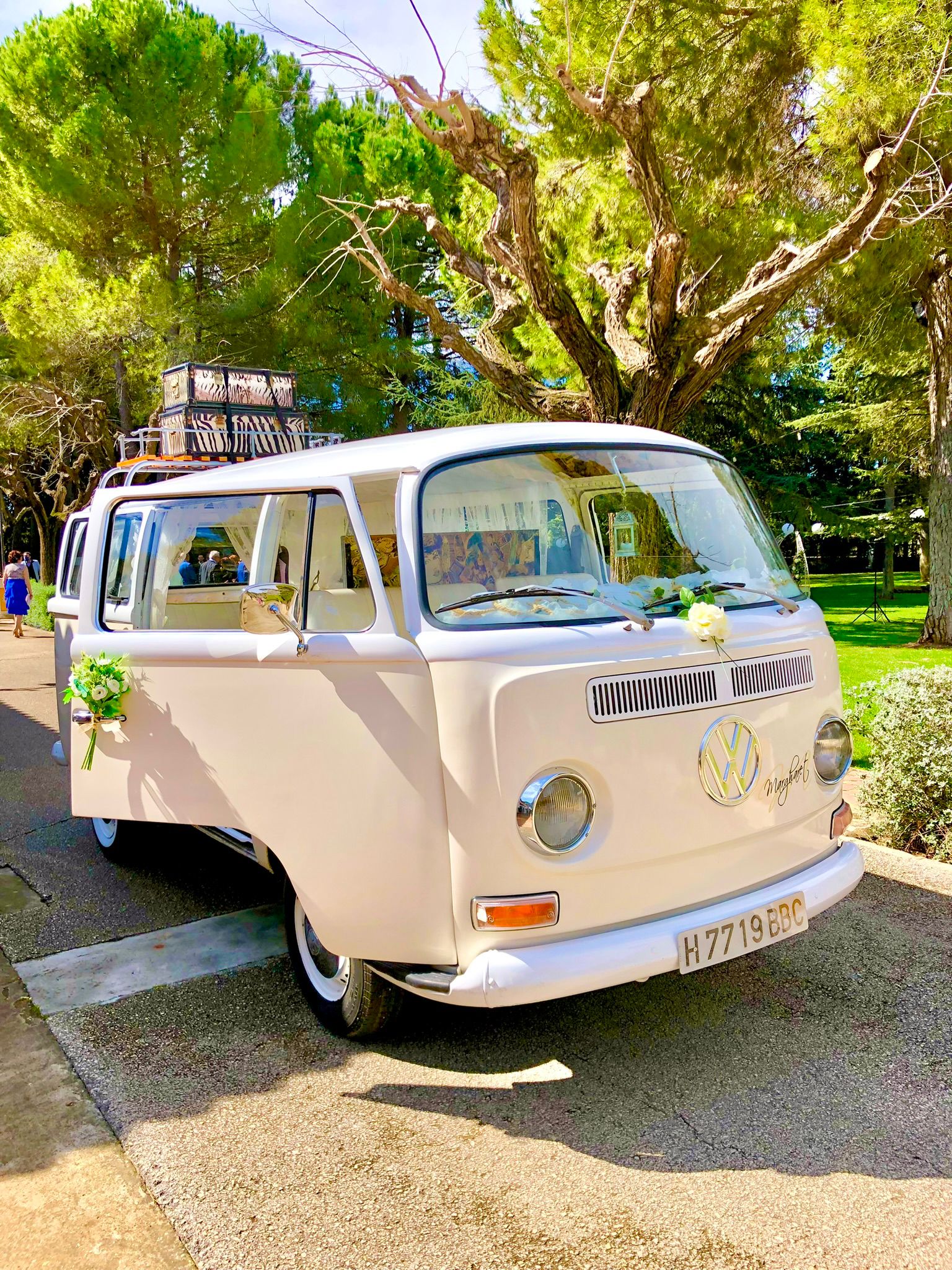 Furgoneta Volkswagen T2 Margharet decorada fotomatón exterior boda Madrid · Ruliña Moments