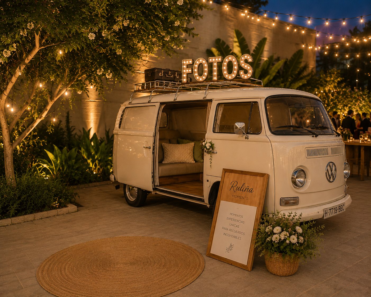 Fotomatón en furgoneta Volkswagen T2 Margharet de noche con letras FOTOS · Ruliña Moments