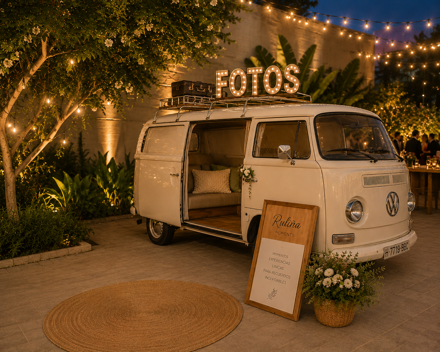 Fotomatón en furgoneta Volkswagen T2 Margharet de noche con letras FOTOS · Ruliña Moments
