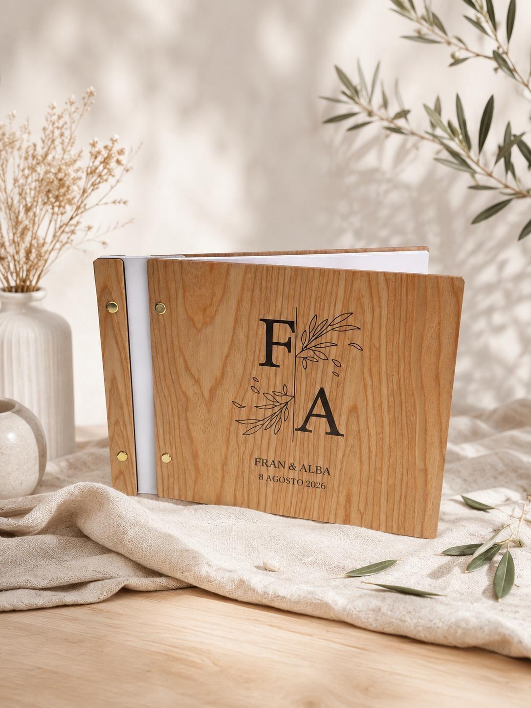 Álbum de recuerdos fotomatón boda madera natural monograma · Ruliña Moments