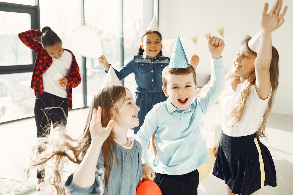 Niños bailando y celebrando en una fiesta de comunión