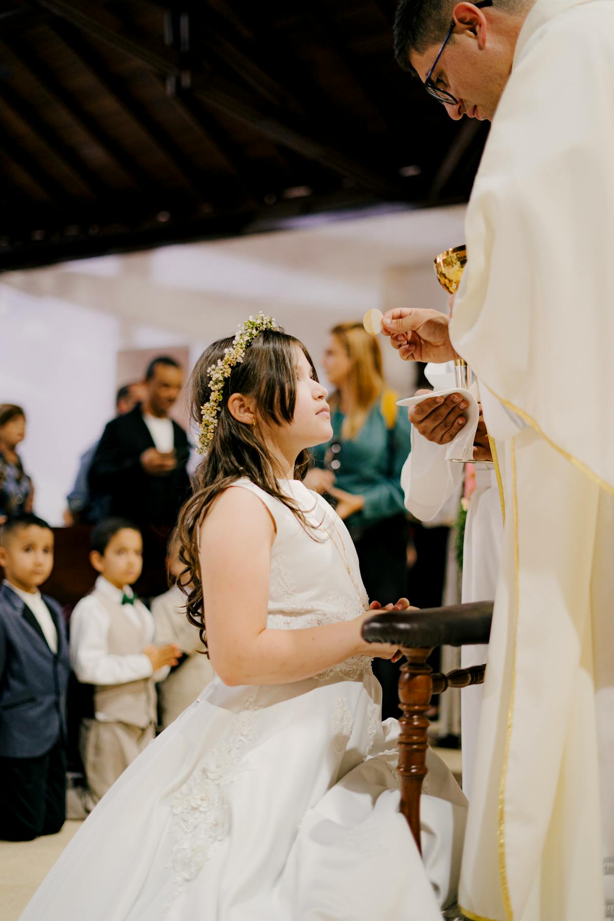Niña recibiendo la comunión en la iglesia
